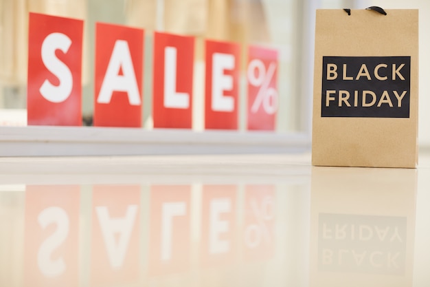 Black Friday Sale Schild und Tasche im Bekleidungsgeschäft