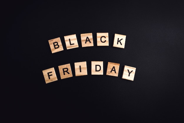 Foto black friday sale shopping scrabble-konzept