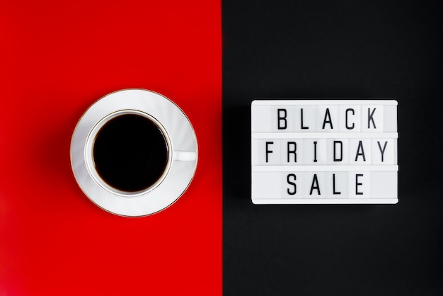 Black Friday Verkaufskonzept Tasse Kaffee auf rotem Hintergrund Banner für Werbung