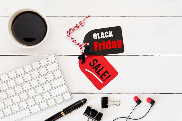 Foto black friday-verkaufstext auf tag mit tastatur und kaffee