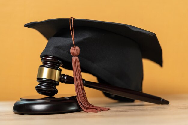 Black Graduation Hat and Gavel Concepto de estudio internacional de aprendizaje en línea para graduados