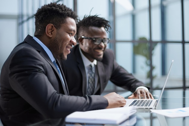 Black hr manager entrevistando a candidato de trabajo Empleo contratación concepto de recursos humanos