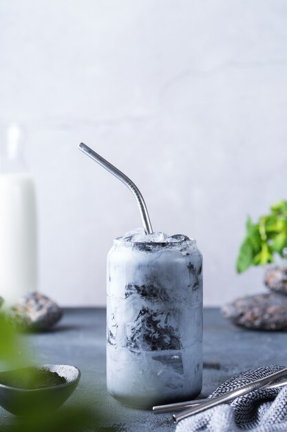 Black Iced Aktivkohle Latte mit Kaffee und veganer Milch. Detox, erfrischendes Sommergetränk