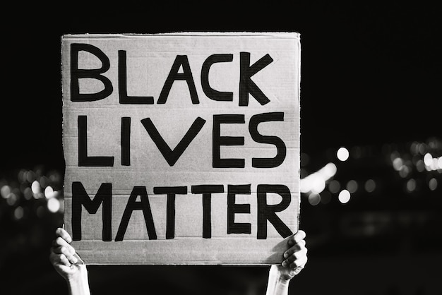 Foto black lives matter banner - aktivistenbewegung, die gegen rassismus protestiert und für gleichheit kämpft