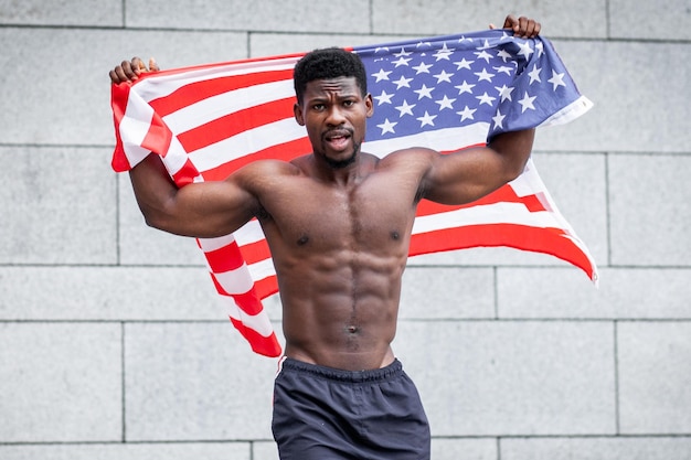 Black Lives Matter Concept Aggressiver Afroamerikaner mit usa-Flaggenprotesten