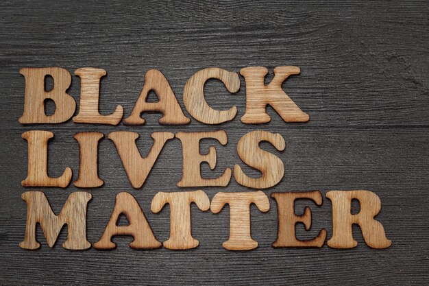 Foto black lives matter luta contra o racismo conceito de protesto tipografia de texto de madeira