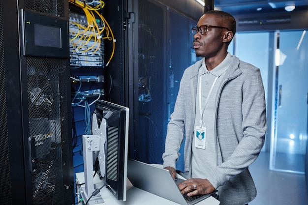 Black Man como ingeniero de redes