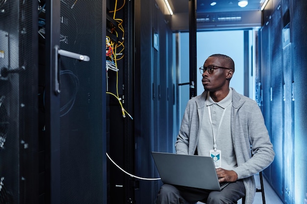 Black Man configurando un servidor en un centro de datos