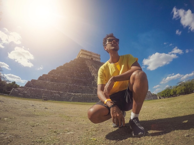 Black Man Tourist em frente às ruínas de Piramide em Tulum México