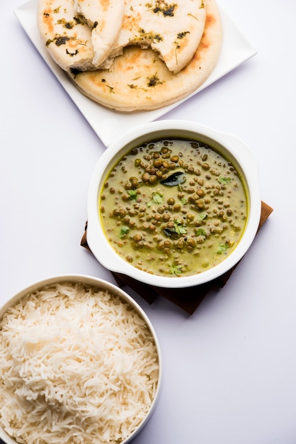 Black Masoor Dal fry o Dhaba Style Sabut Red Lentil dhal tadka en curry verde, servido en un tazón. enfoque selectivo