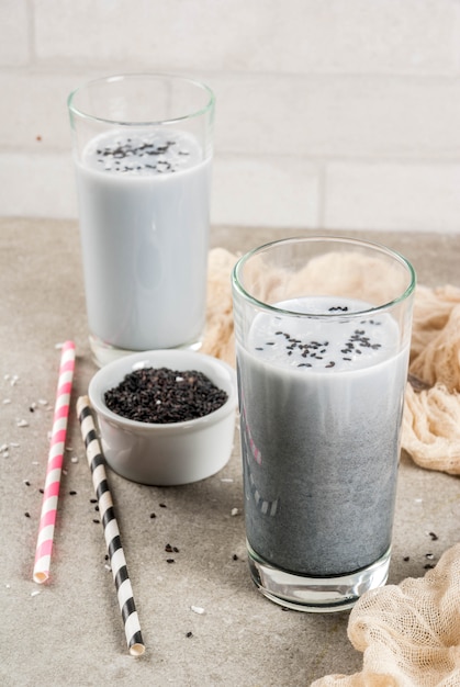 Black Sesame Iced Latte oder Smoothie mit Sesam