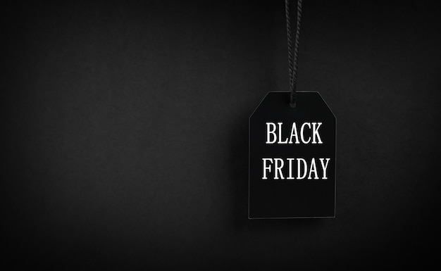 Black Tag Black Friday auf schwarzem Hintergrund