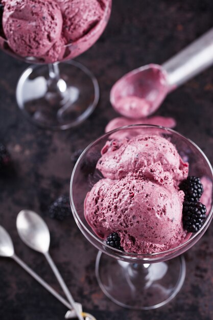 BlackBerry-Eis mit frischen Brombeeren in einer Glasbecherschale.