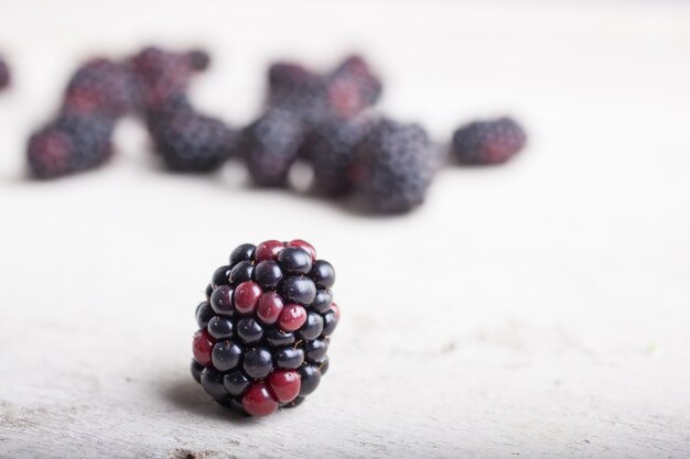 Blackberry en mesa de madera