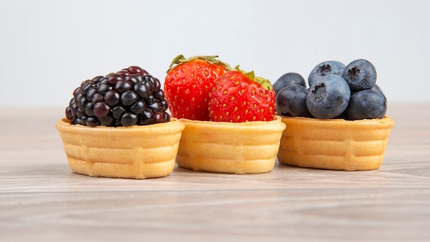 Blackberry, morango blueberry em uma cesta de waffle. vitaminas e alimentos saudáveis