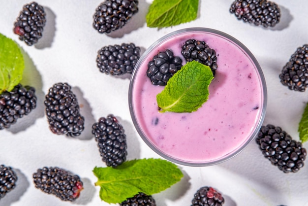 Blackberry-Smoothie-Joghurt oder Milkshake