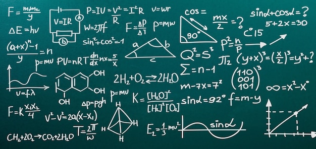 Blackboard inscrito com fórmulas científicas e cálculos em física e matemática.