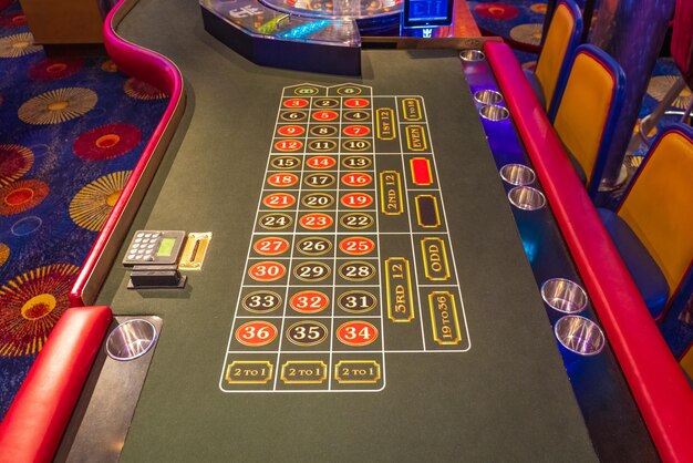 Foto el blackjack y las máquinas tragamonedas del casino esperan a los jugadores y turistas.