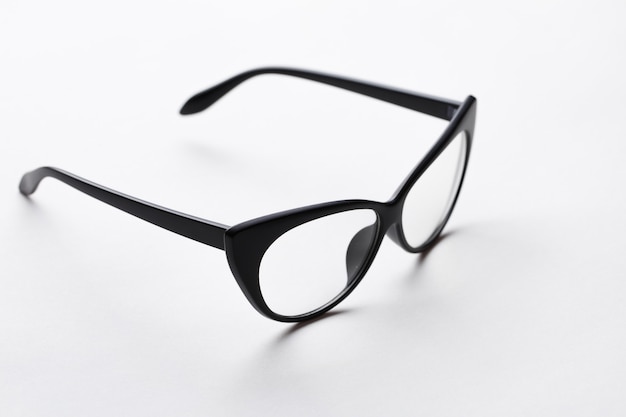 Blackrim-Brille mit transparenten Gläsern