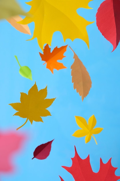 Blätter des Papiers fallen roter, orange, gelber Blattfall.