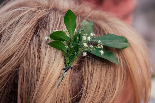 Blätter im Haar blonde Frisur