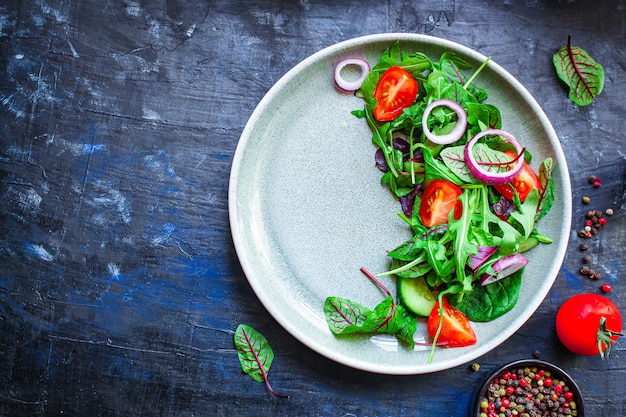 Blätter mischen Salatgemüse und Tomaten