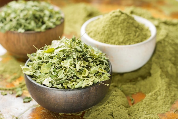 Blätter und Moringa-Pulver Superfood und Naturmedizin Moringa oleifera