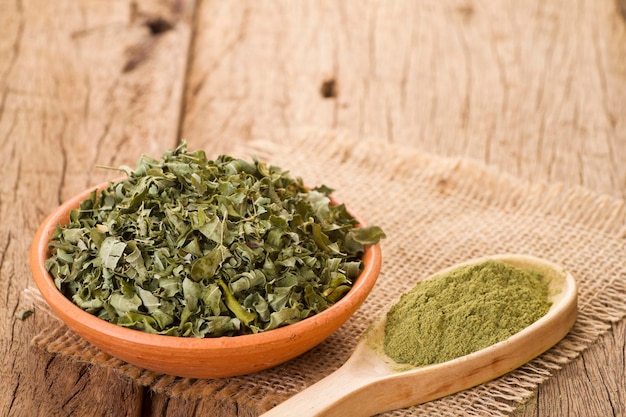Blätter und Moringa-Pulver Superfood und Naturmedizin Moringa oleifera