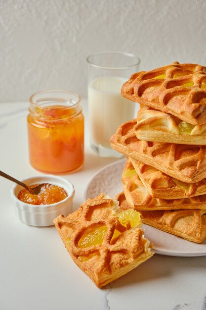 Blätterteig-Mini-Kuchen mit Birnen-Limetten-Marmelade-Füllung