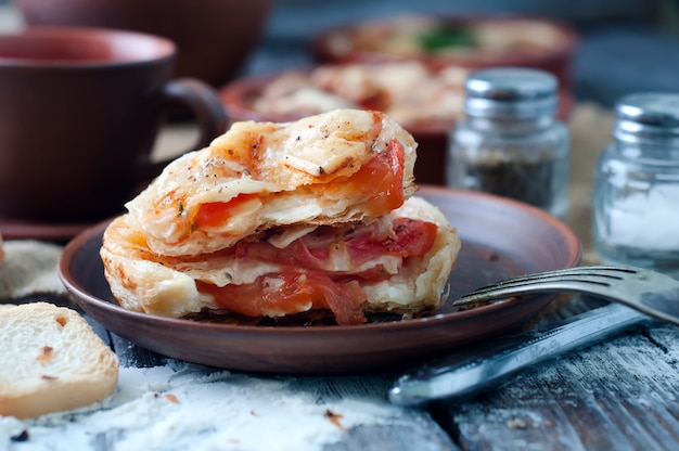 Blätterteig mit Käse und Tomaten