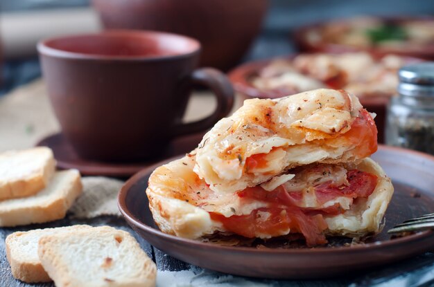 Blätterteig mit Käse und Tomaten