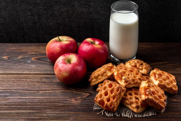 Blätterteig mit Äpfeln und einem Glas Milch