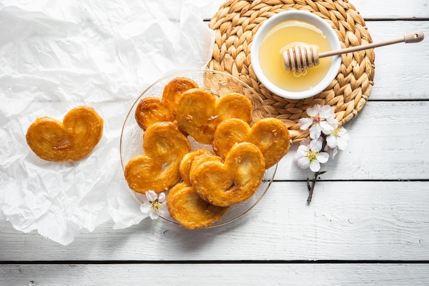 Blätterteig Palmen mit Honig Dessert mit Mehl Zucker Honig Ei zum Frühstück industriell hausgemacht