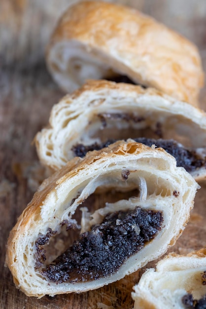 Blätterteigbrötchen aus Weizenteig und Mohnfüllung