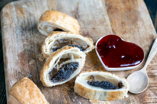 Blätterteigbrötchen aus Weizenteig und Mohnfüllung