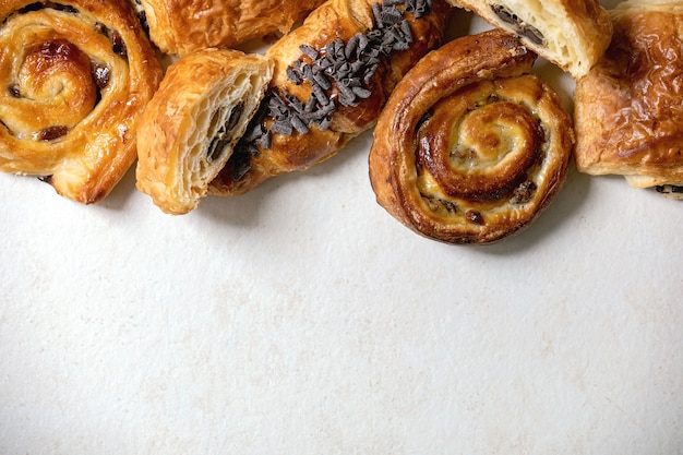 Blätterteigbrötchen und Croissant