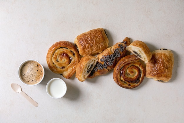 Blätterteigbrötchen und Croissant