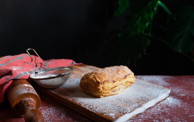 Blätterteigdessert roter sievo schwarzer Hintergrund