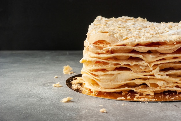 Blätterteigkuchen Napoleon auf einem Tisch