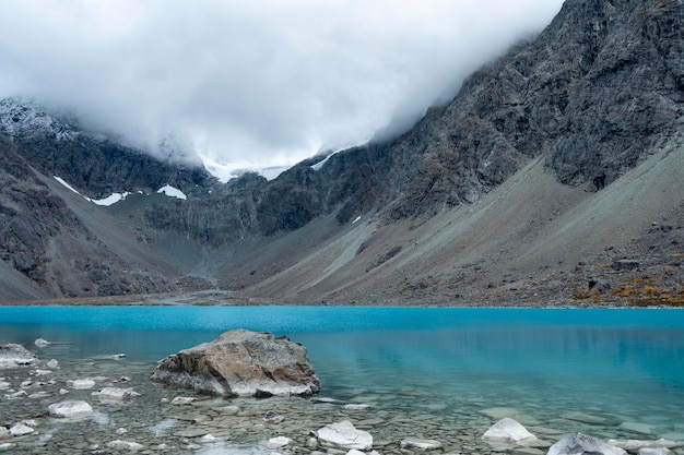 Blaisvatnet Blue Lake é um destino de caminhada popular com montanhas dos Alpes Lyngen Noruega