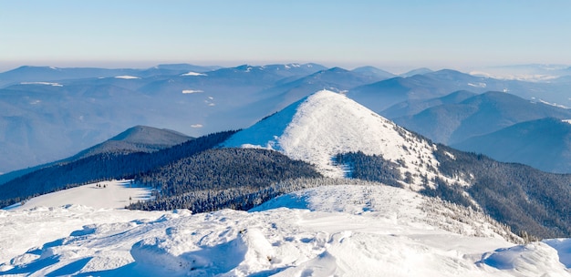 Blancas montañas cubiertas de nieve