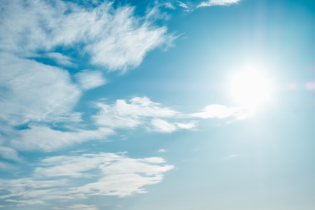 Blancas nubes esponjosas en el cielo azul