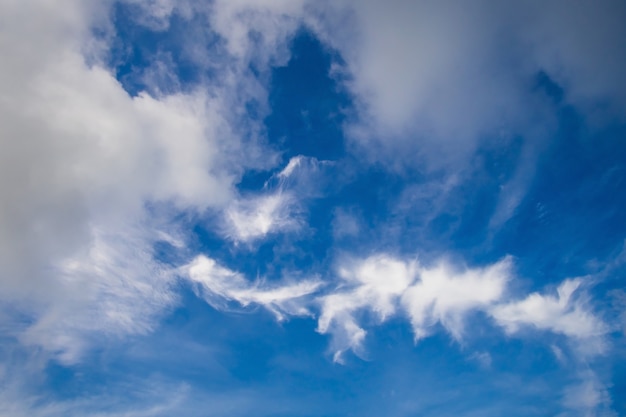 Blancas nubes esponjosas en el cielo azul