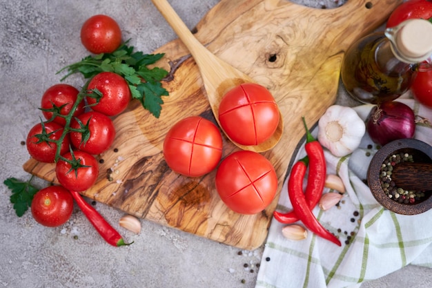 Blanchierte Tomaten auf Holzschneidebrett bereit zum Schälen in der heimischen Küche