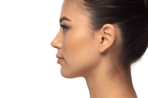 Blanco aislado retrato de la mujer joven hermosa. Cosméticos y maquillaje, piel natural