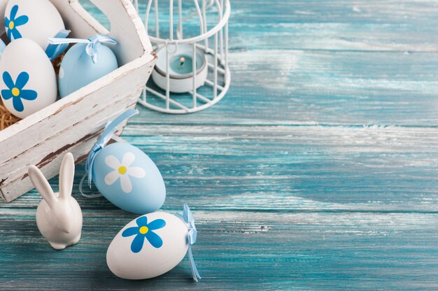 Blanco azul huevos de pascua, conejito