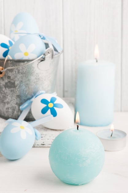 Blanco azul huevos de pascua, velas