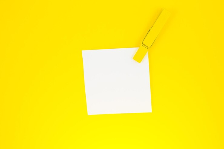 Foto blanco en blanco to do list sticker con pinza de madera amarilla primer plano de papel de nota de recordatorio sobre el fondo amarillo espacio de copia minimalismo foto original y creativa