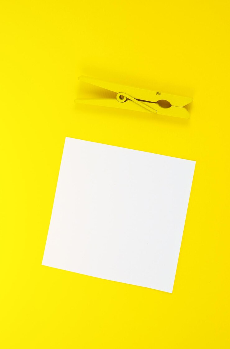 Foto blanco en blanco to do list sticker con pinza de madera amarilla primer plano de papel de nota de recordatorio sobre el fondo amarillo espacio de copia minimalismo foto original y creativa