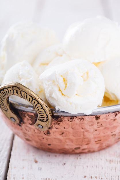 Foto blanco crema, bolas de helado. postre dulce de verano.